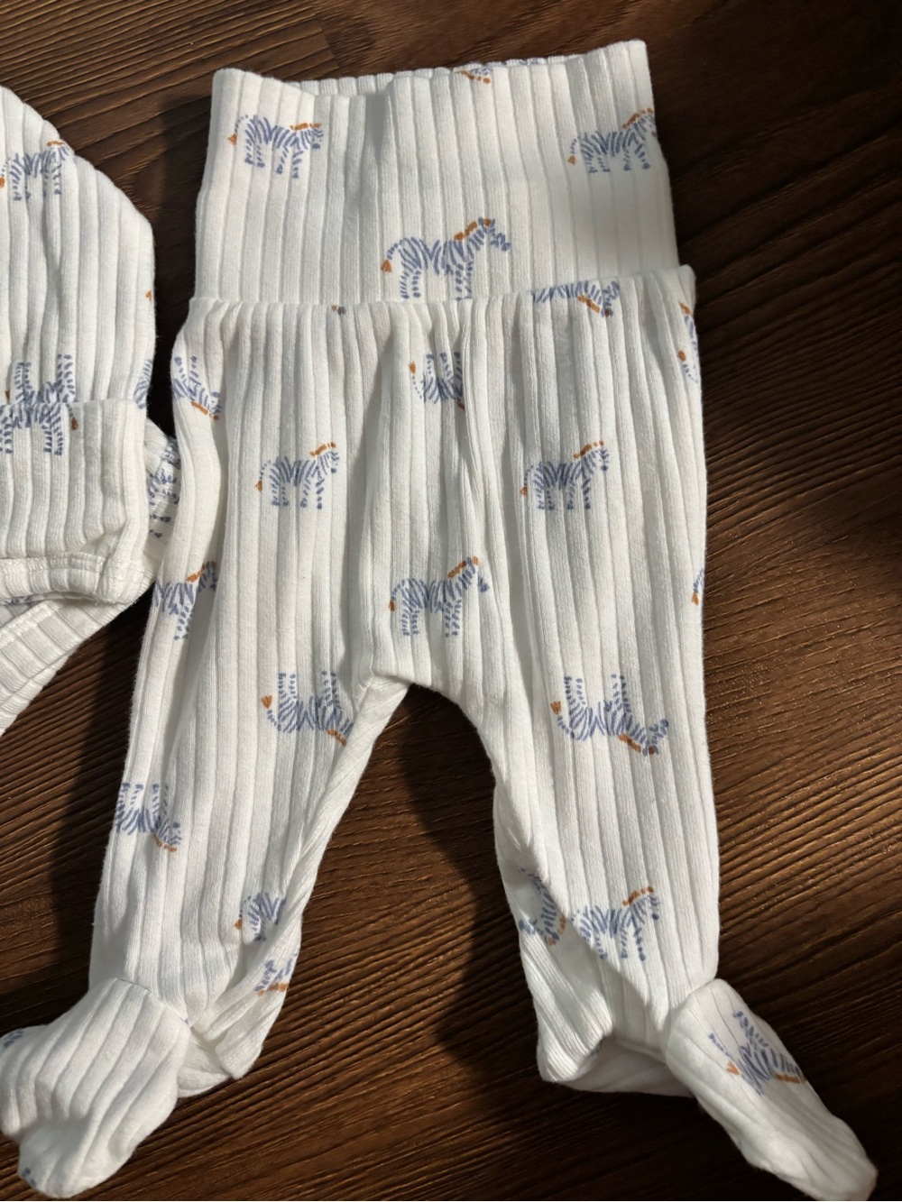 🎉(Preemie) Carter’s Ribbed Zebra 2 PC Set - Picture 3 of 6